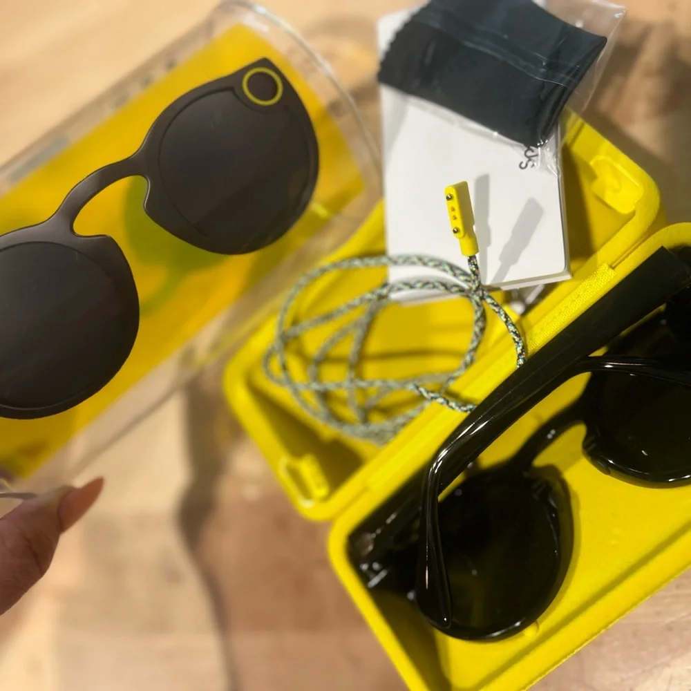 Spectacles Snapchat v1 black camera sunglasses with charging cable, case, wipe
